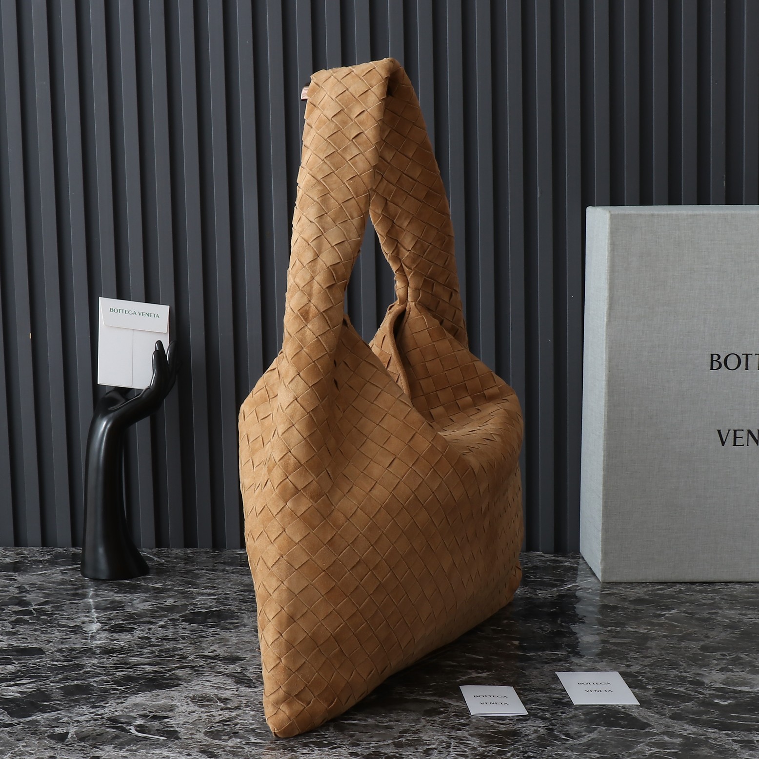 ボッテガ・ヴェネタ「Bottega Veneta」2025年 Hop ラージトートバッグ