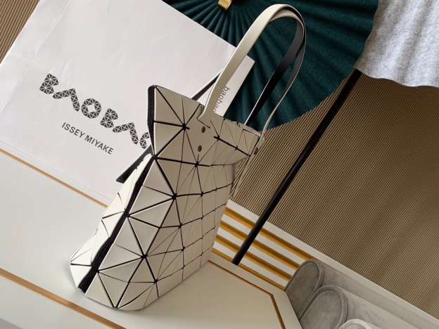 イッセイ・ミヤケ「Issey Miyake」BAO BAO LUCENT 6×6 トートバッグ