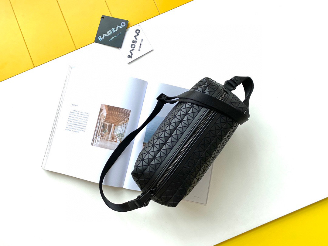 イッセイ・ミヤケ「Issey Miyake」KURO サドルバッグ