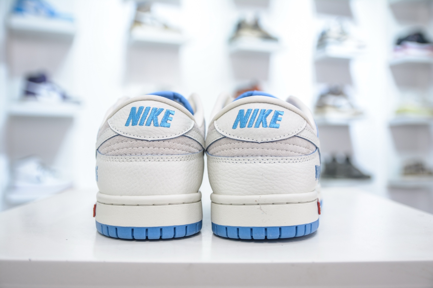 「コラボモデル」Supreme x Nike SB Dunk Low Pro QS "Triple Mini Swoosh"