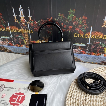 ドルチェ・アンド・ガッバーナ「D&G」 キルティングロゴ レザークロスボディバッグ