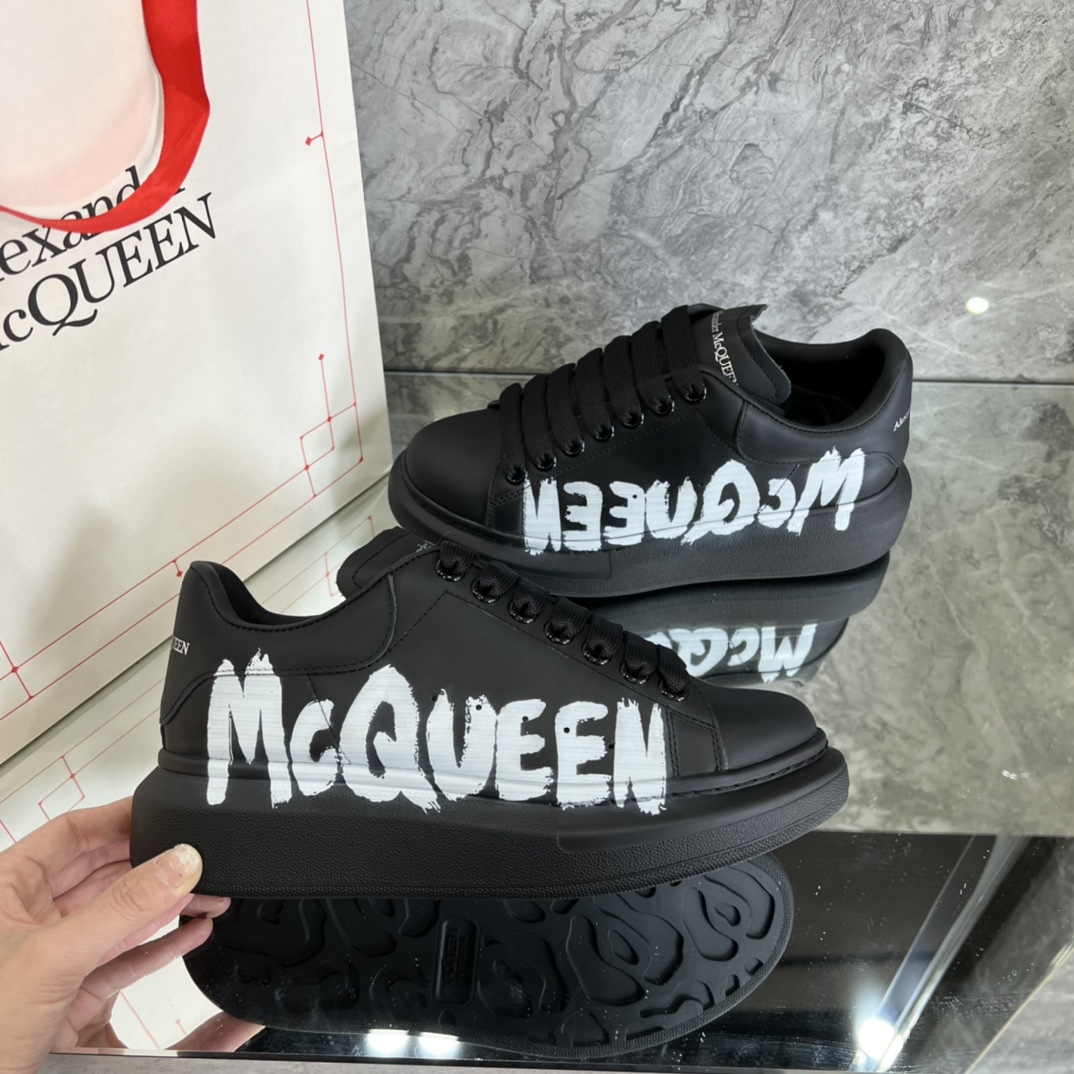 アレキサンダー・マックイーン［Alexander McQueen］Oversized Sneaker "Silk-Gloss Leather" スニーカー