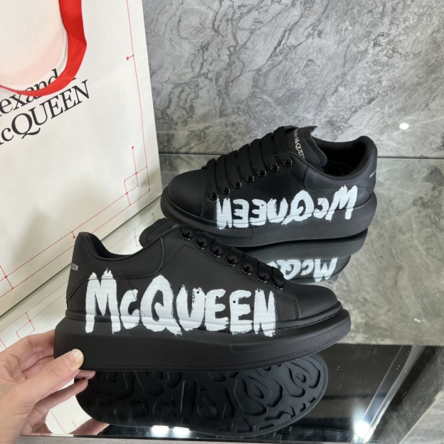 アレキサンダー・マックイーン［Alexander McQueen］Oversized Sneaker "Silk-Gloss Leather" スニーカー