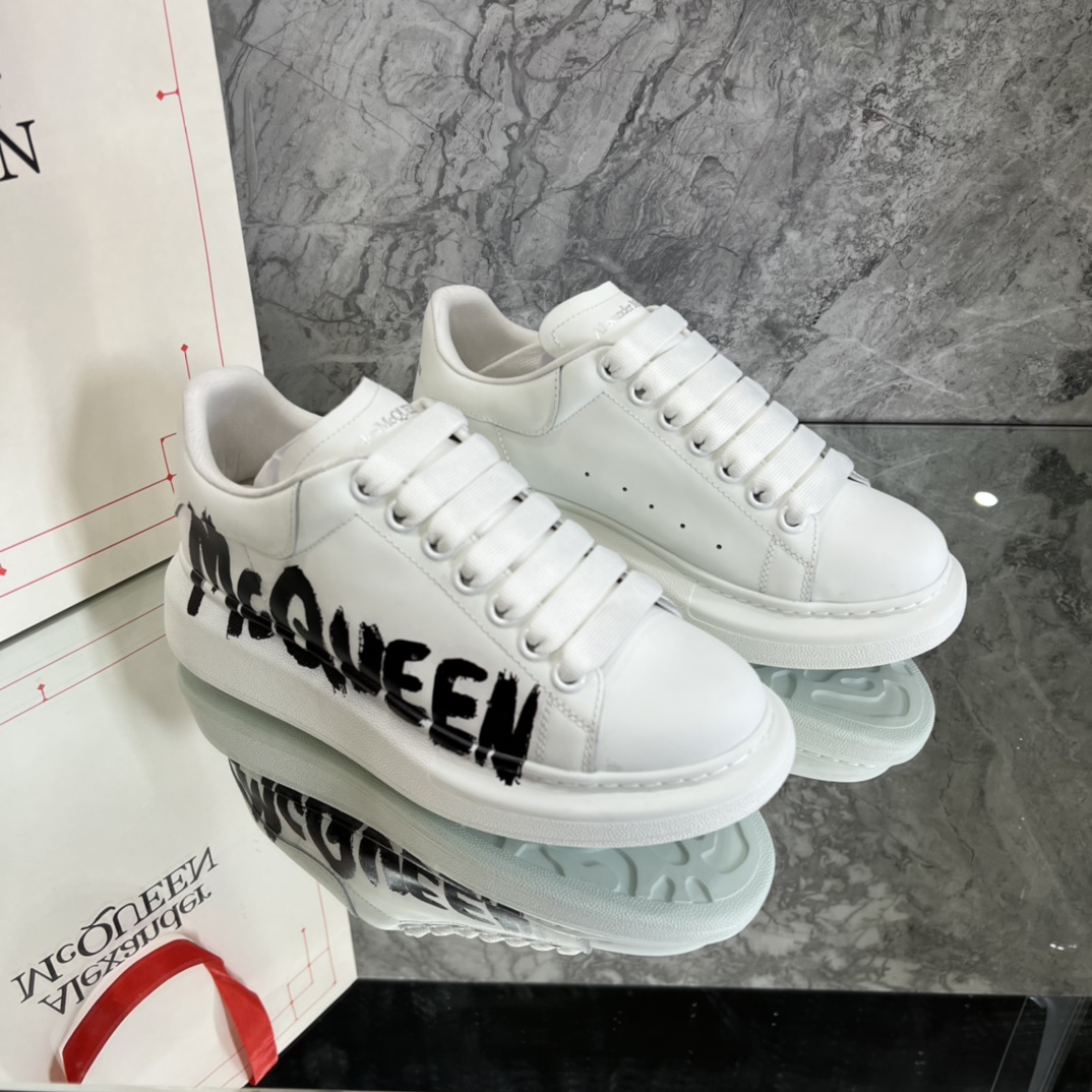 アレキサンダー・マックイーン［Alexander McQueen］Oversized Sneaker "Silk-Gloss Leather" スニーカー
