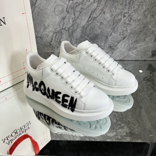 アレキサンダー・マックイーン［Alexander McQueen］Oversized Sneaker "Silk-Gloss Leather" スニーカー