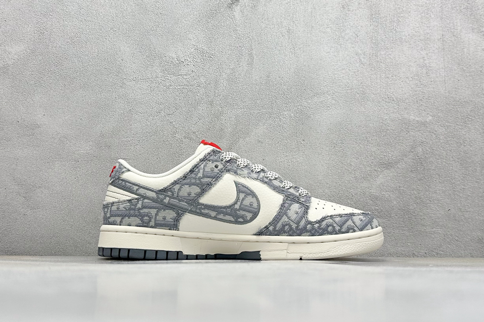 「コラボモデル」Dior x Nike SB Dunk Low "White Ink Blue" スニーカー