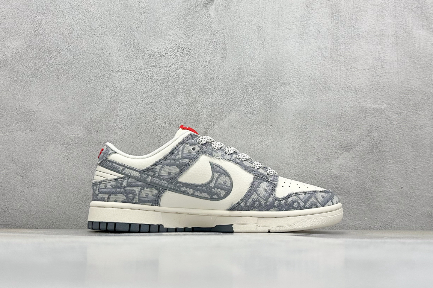 「コラボモデル」Dior x Nike SB Dunk Low "White Ink Blue" スニーカー