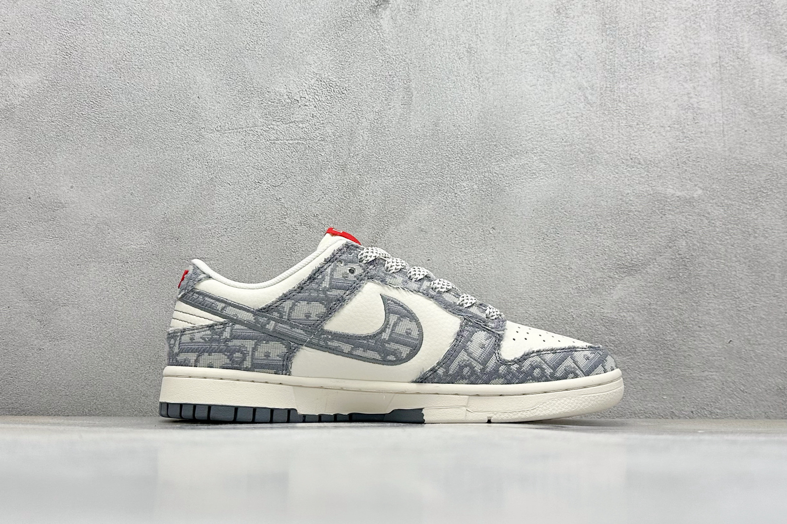「コラボモデル」Dior x Nike SB Dunk Low "White Ink Blue" スニーカー