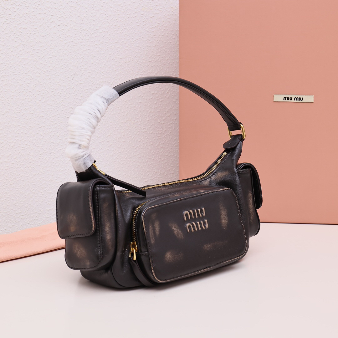 ミュウミュウ「Miu Miu」Matelassé バイカー バッグ