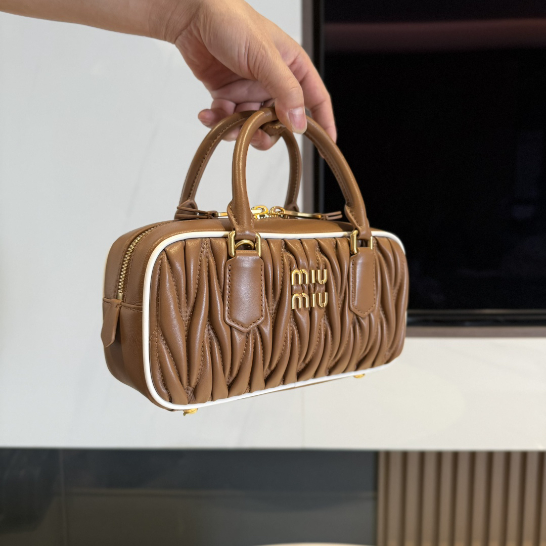 ミュウミュウ「Miu Miu」ヒツジ革の木目がレトロな小さめのバッグです