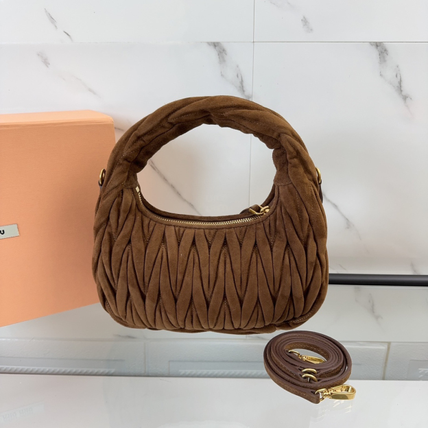 ミュウミュウ「Miu Miu」ワンダー マトラッセ スエードバッグ