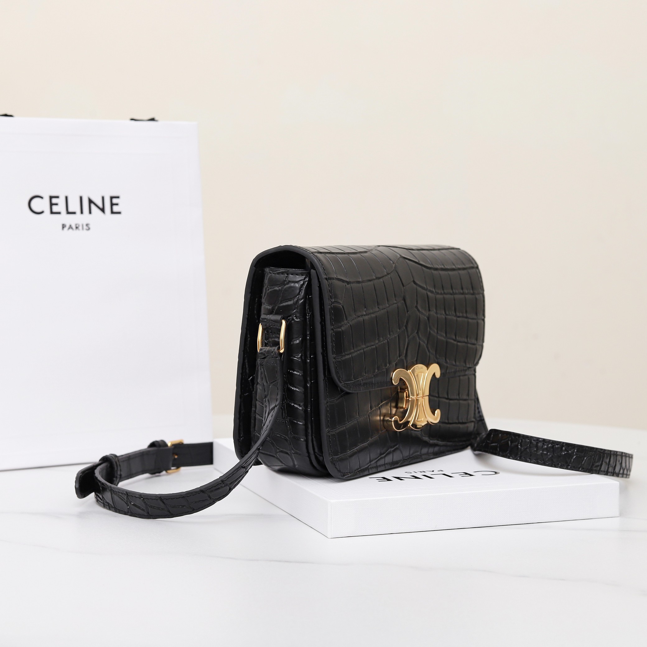 セリーヌ「Celine」クロコダイルエンボス トリアンンフ ショルダーバッグ