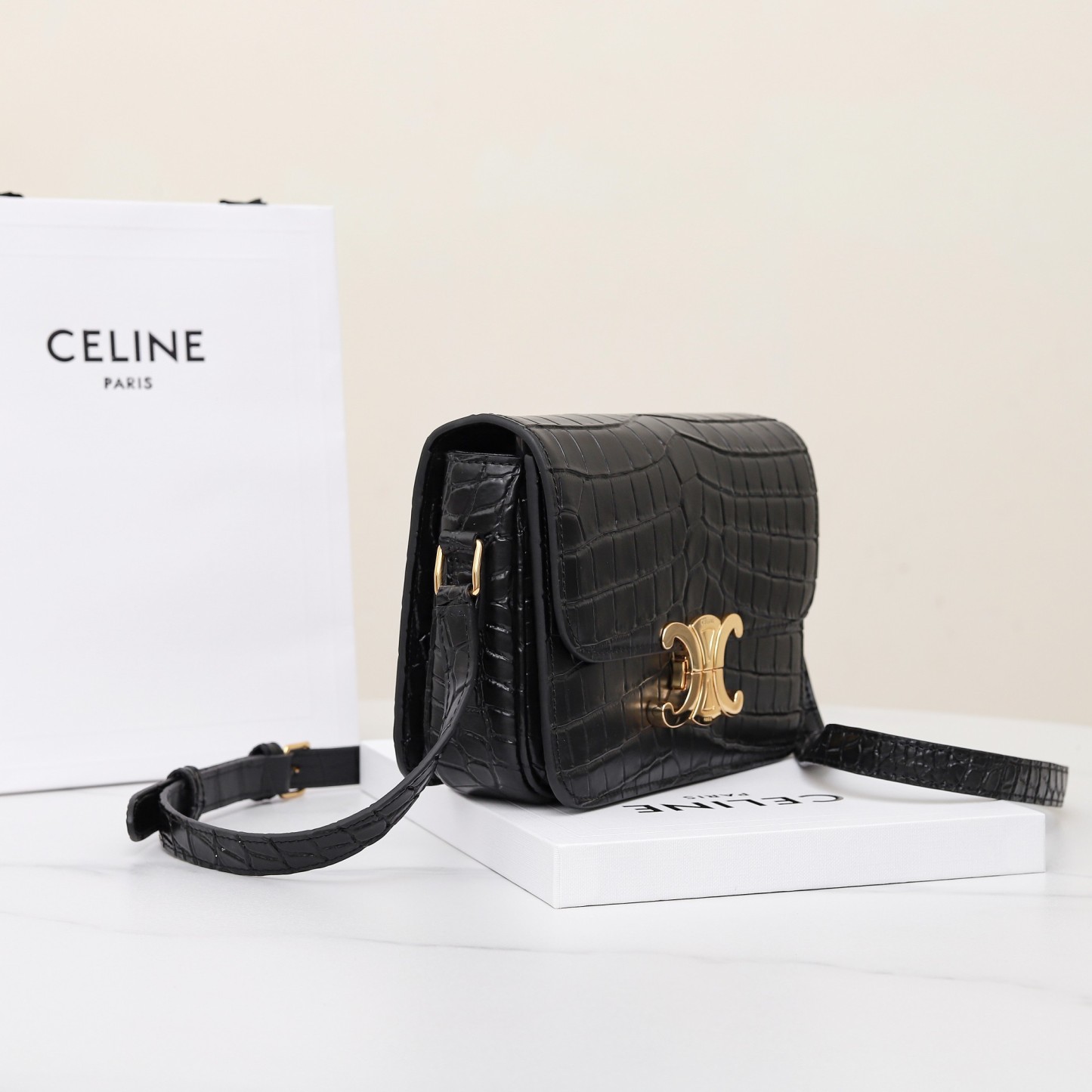 セリーヌ「Celine」クロコダイルエンボス トリアンンフ ショルダーバッグ