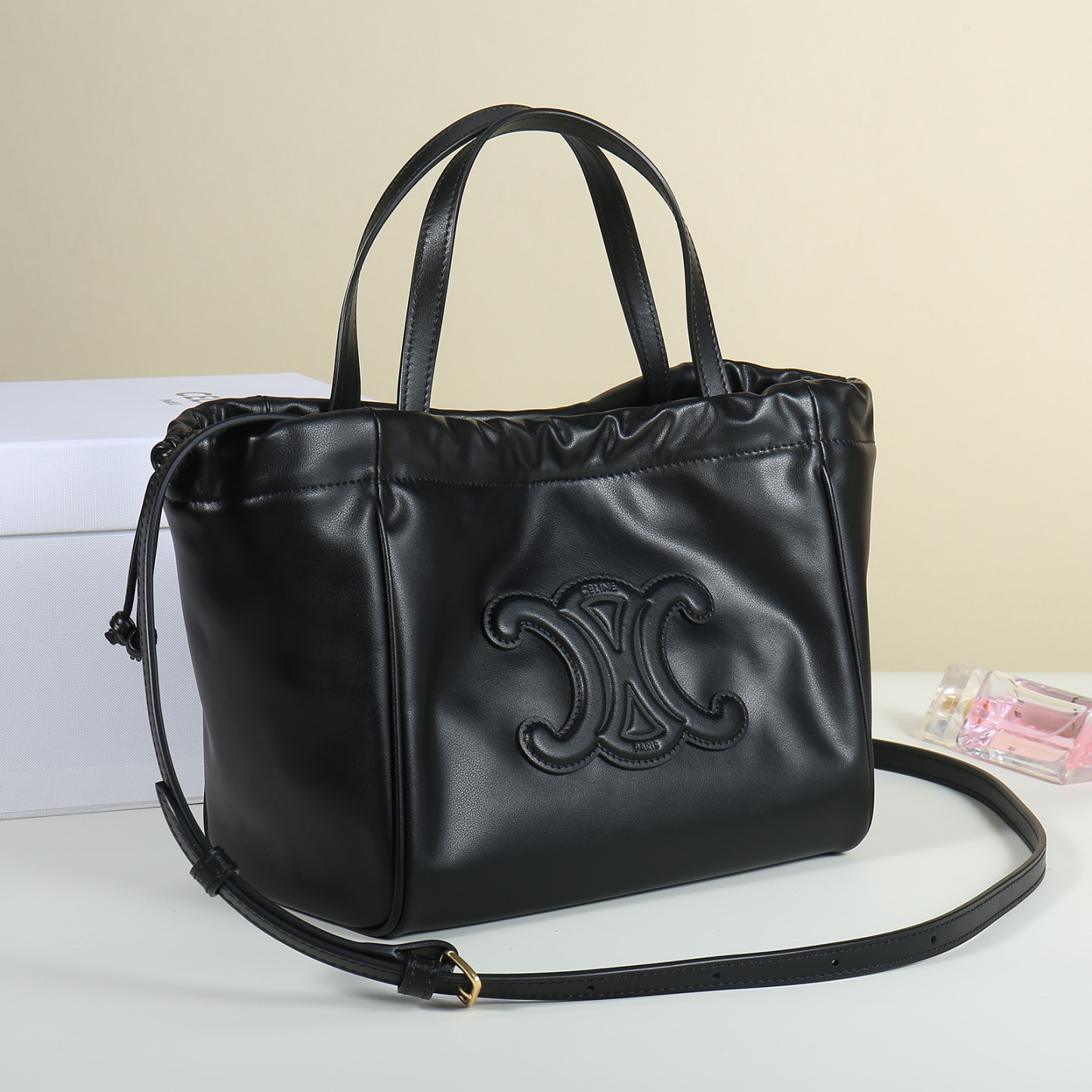 セリーヌ「Celine」トリアンンフ スムースレザー ドローストリングバッグ