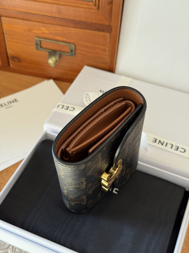 セリーヌ「Celine」 トリアンンフ スムースレザー コンコンパクトウォレット