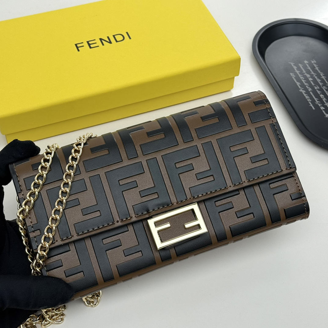 フェンディ「Fendi」マルチファンクション チェーンウォレット