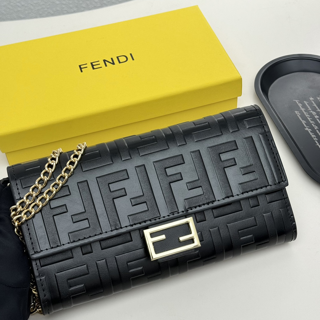 フェンディ「Fendi」マルチファンクション チェーンウォレット