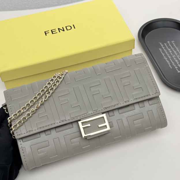 フェンディ「Fendi」マルチファンクション チェーンウォレット