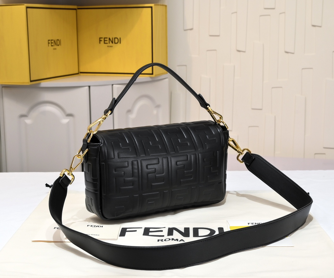 フェンディ「Fendi」Baguette レザー ショルダーバッグ