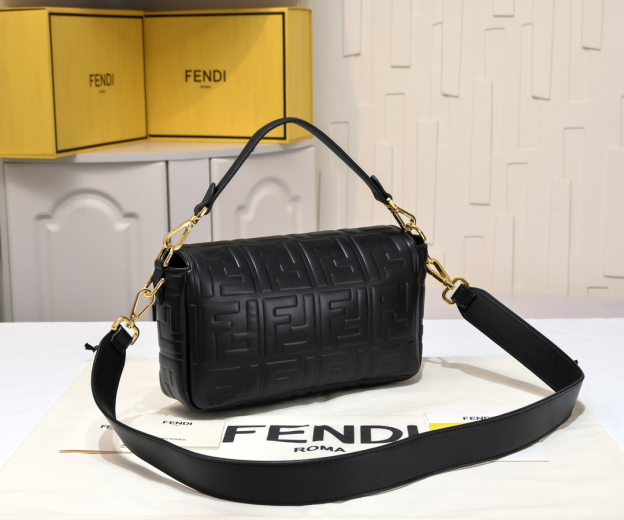 フェンディ「Fendi」Baguette レザー ショルダーバッグ