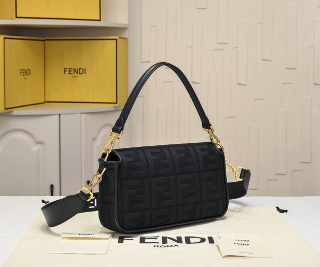 フェンディ「Fendi」Baguette FFエンブロイダリー ショルダーバッグ