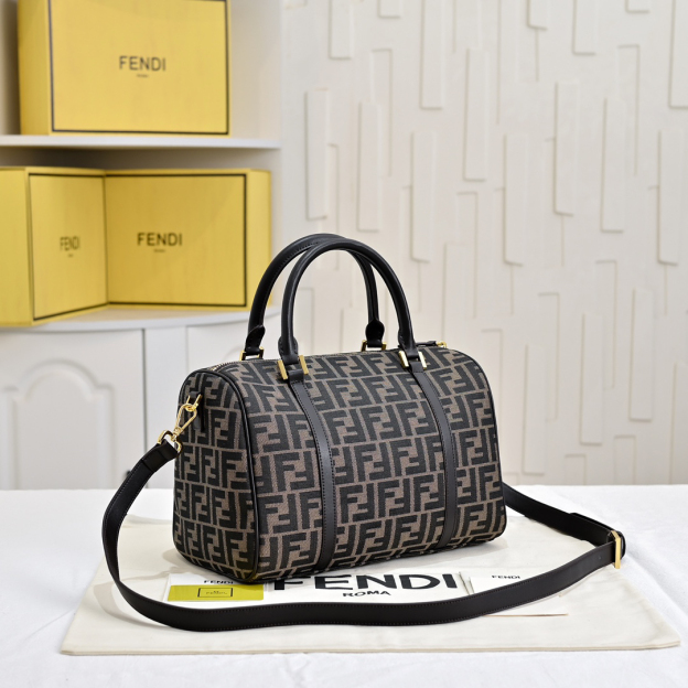 フェンディ「Fendi」ピローバッグ ショルダーバッグ