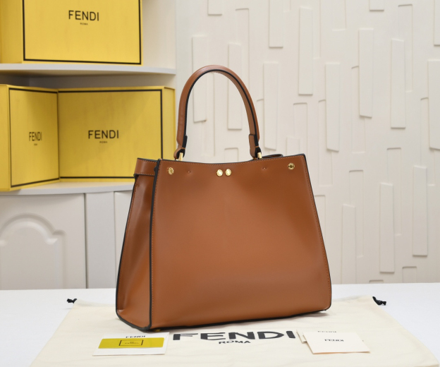フェンディ「Fendi」Peekaboo X-Lite メディウム ショルダーバッグ