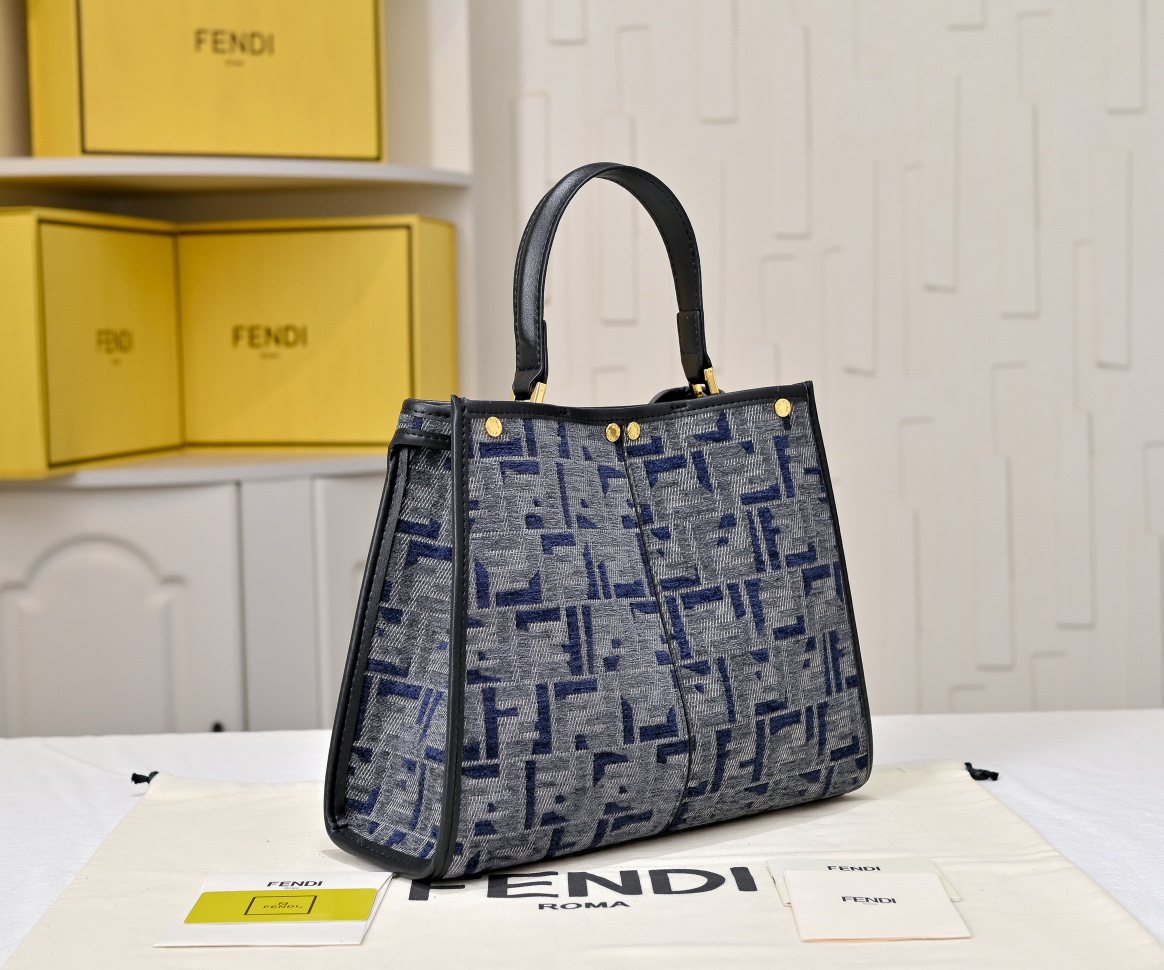 フェンディ「Fendi」Peekaboo X-Lite メディウム ショルダーバッグ