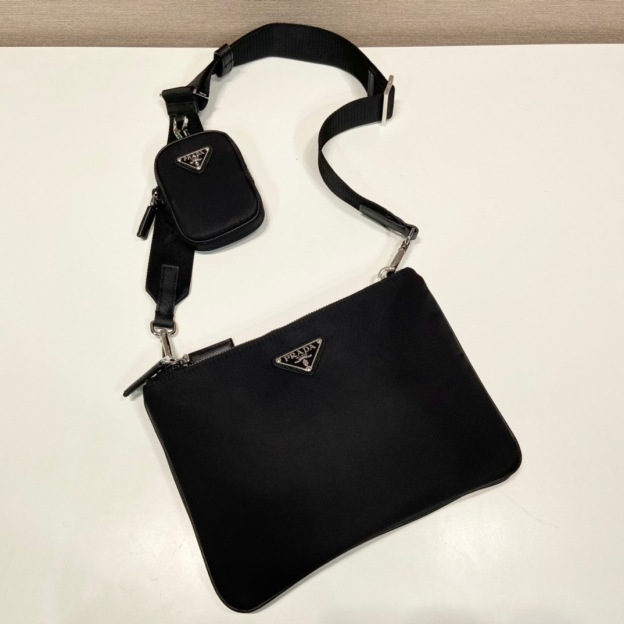 プラダ「Prada」 リエディション2005 サフィアーノレザー 3-in-1バッグ