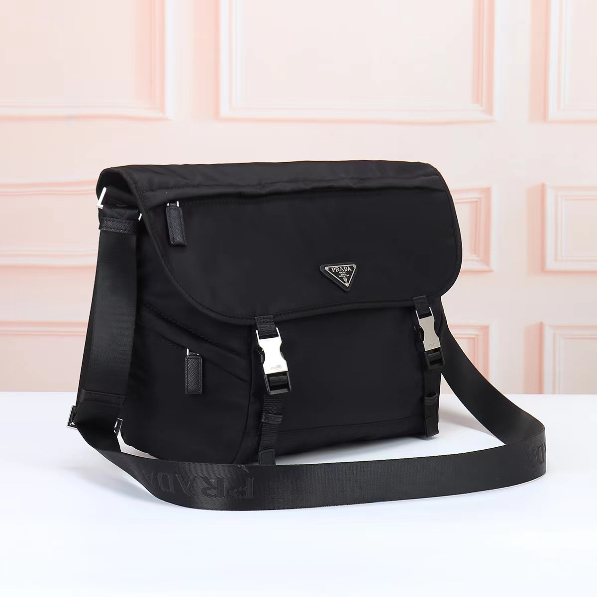プラダ「Prada」 Re-Nylon & Saffiano Leather Messenger Bag