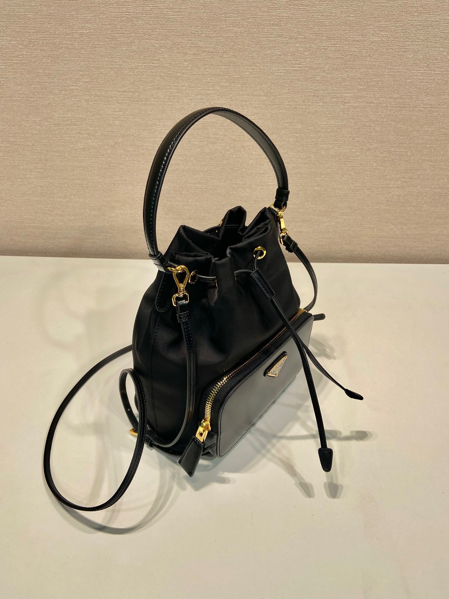 プラダ「Prada」  リニューサブルナイロン ミニバケットバッグ（Prada Re-Nylon Mini Bucket Bag）