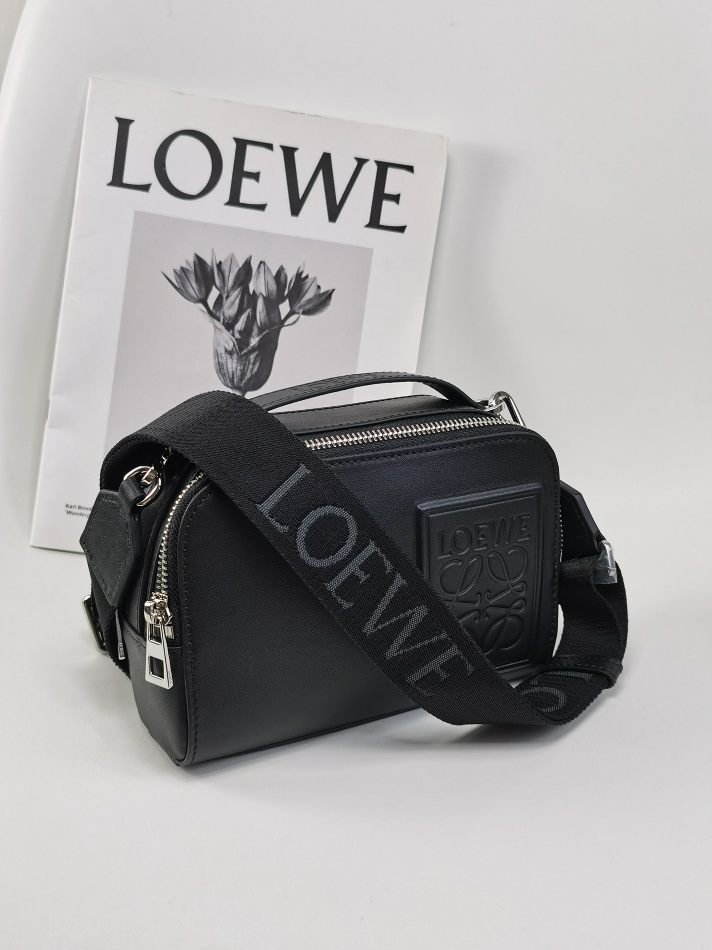 ロエベ「Loewe」ボディ カメラバッグ ミニ(サテンカーフ) カメラバッグ