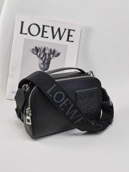 ロエベ「Loewe」ボディ カメラバッグ ミニ(サテンカーフ) カメラバッグ