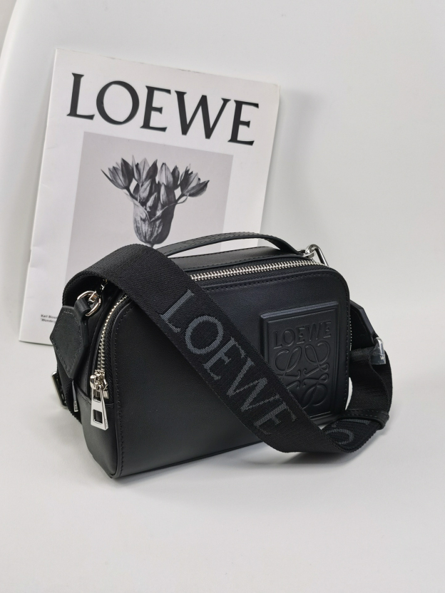 ロエベ「Loewe」ボディ カメラバッグ ミニ(サテンカーフ) カメラバッグ
