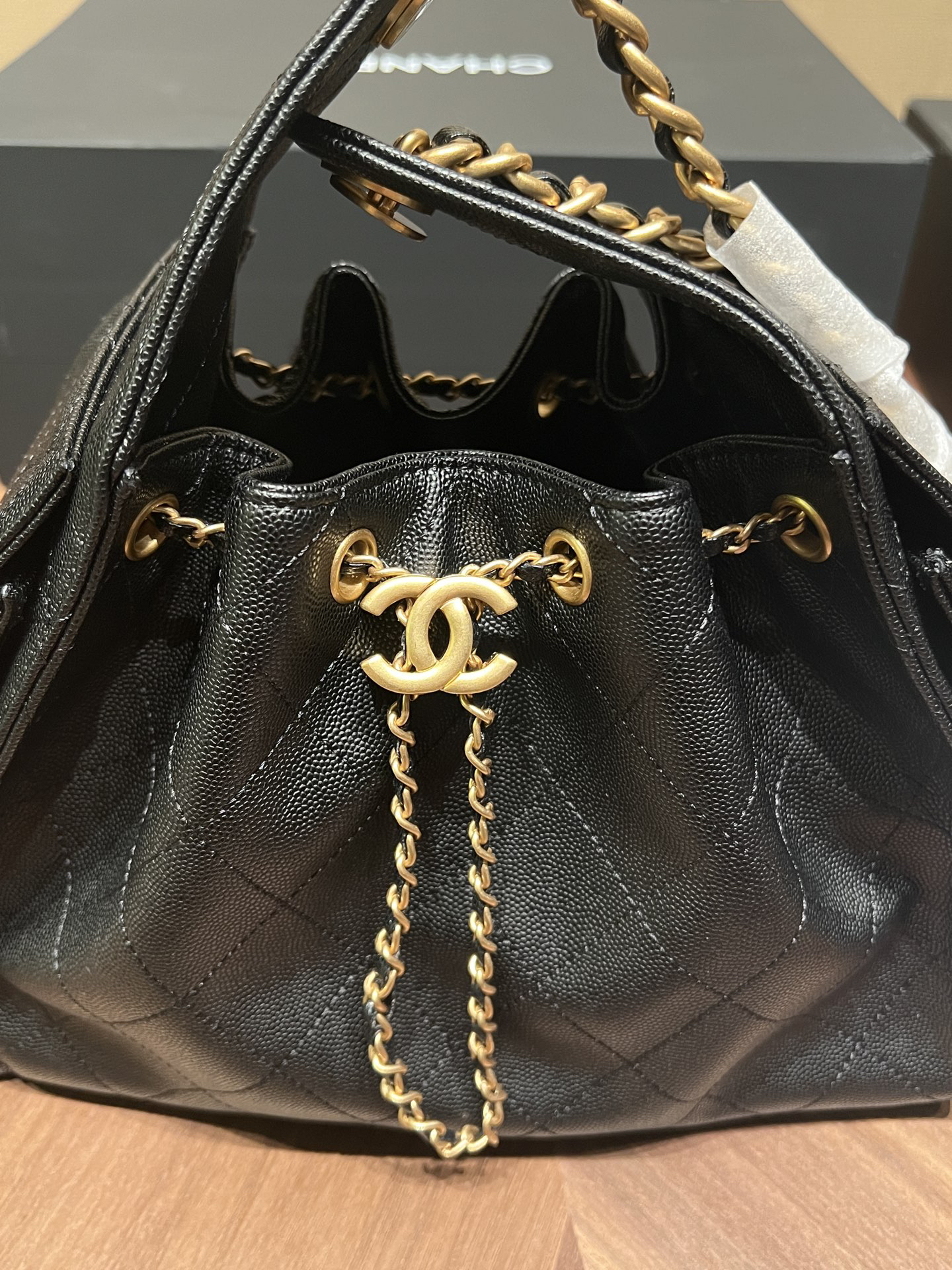 シャネル「Chanel」25S キャビアレザー ドローストリング バケットバッグ ブラック＆ゴールド