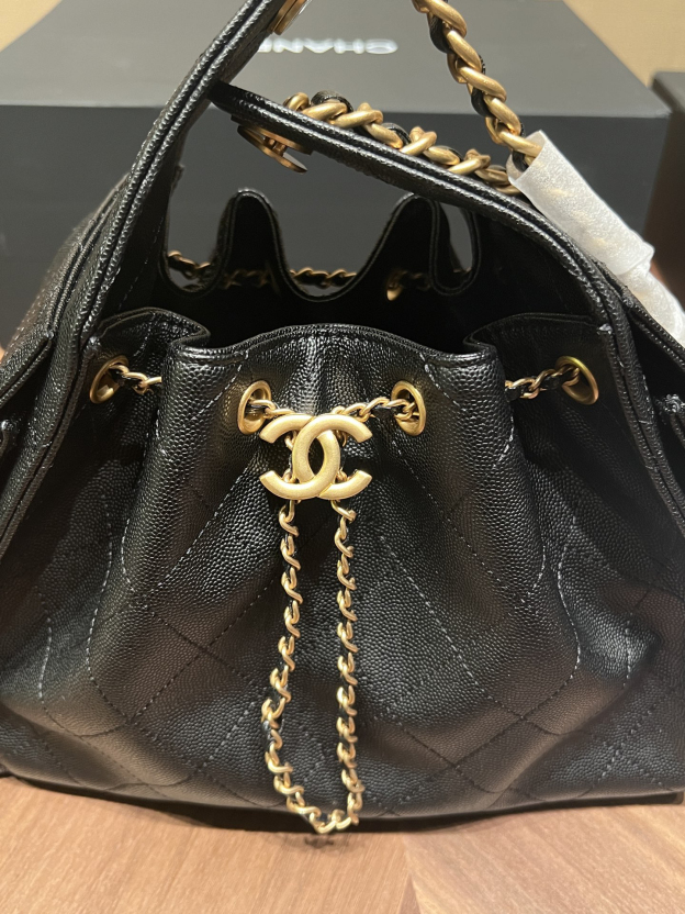 シャネル「Chanel」25S キャビアレザー ドローストリング バケットバッグ ブラック＆ゴールド