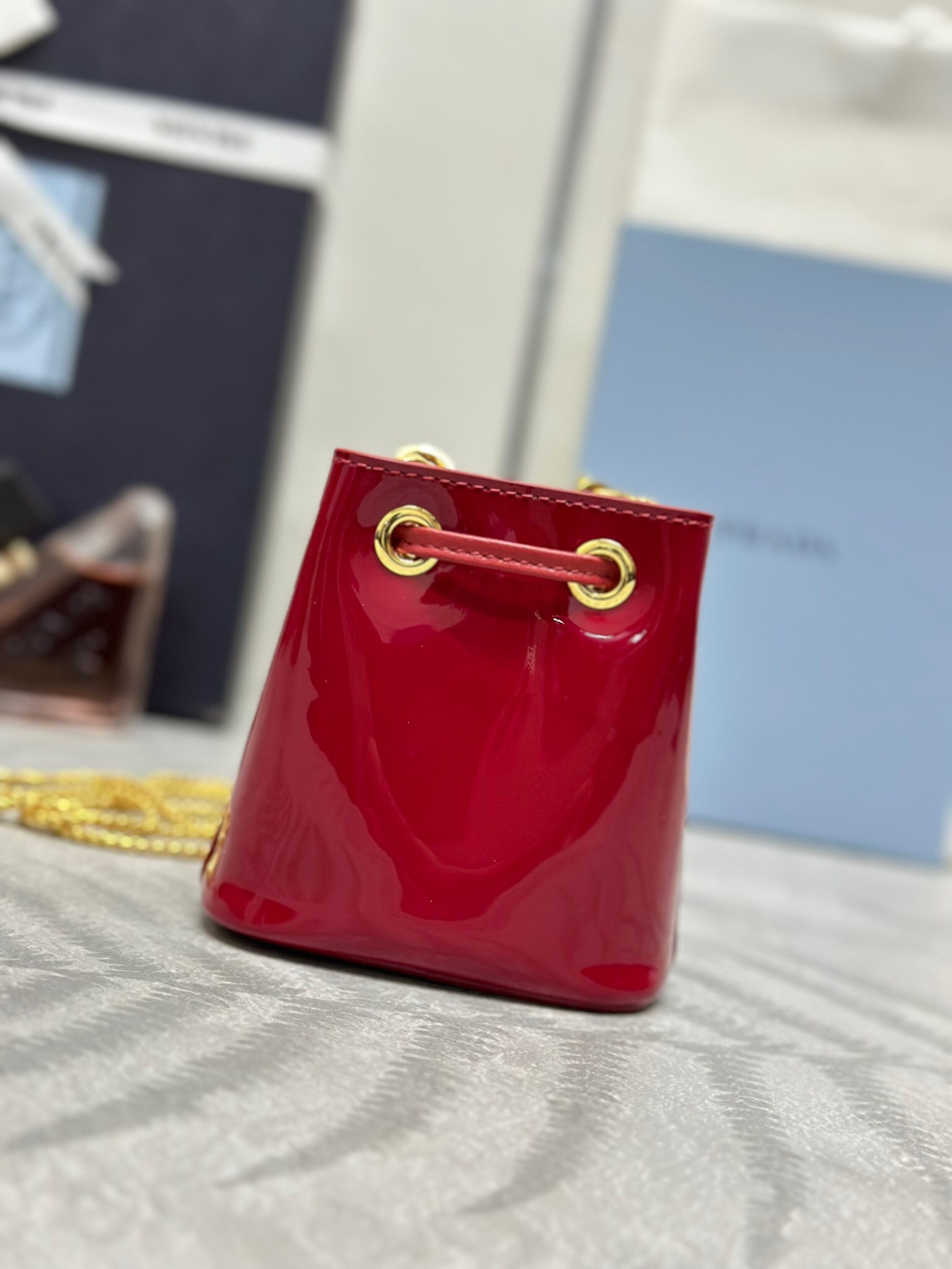 プラダ「Prada」 ラッカードレンチバッグ