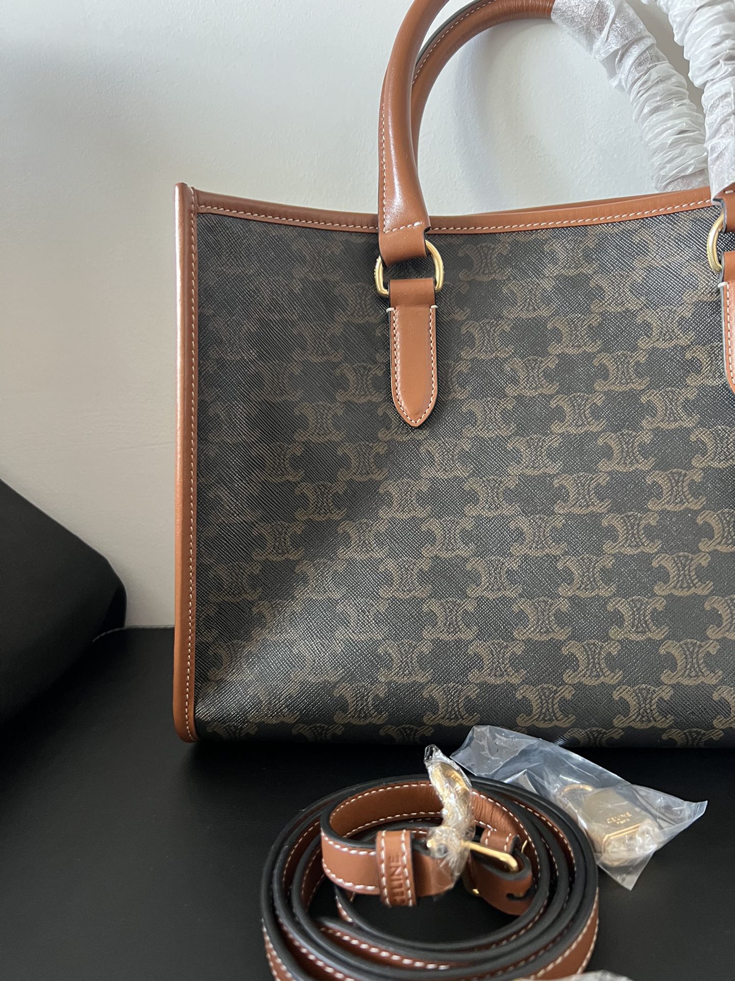 セリーヌ「Celine」TRIOMPHE モノグラム レザー トートバッグ