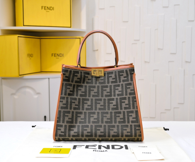 フェンディ「Fendi」  ピーカブー コレクション レザーショルダーバッグ