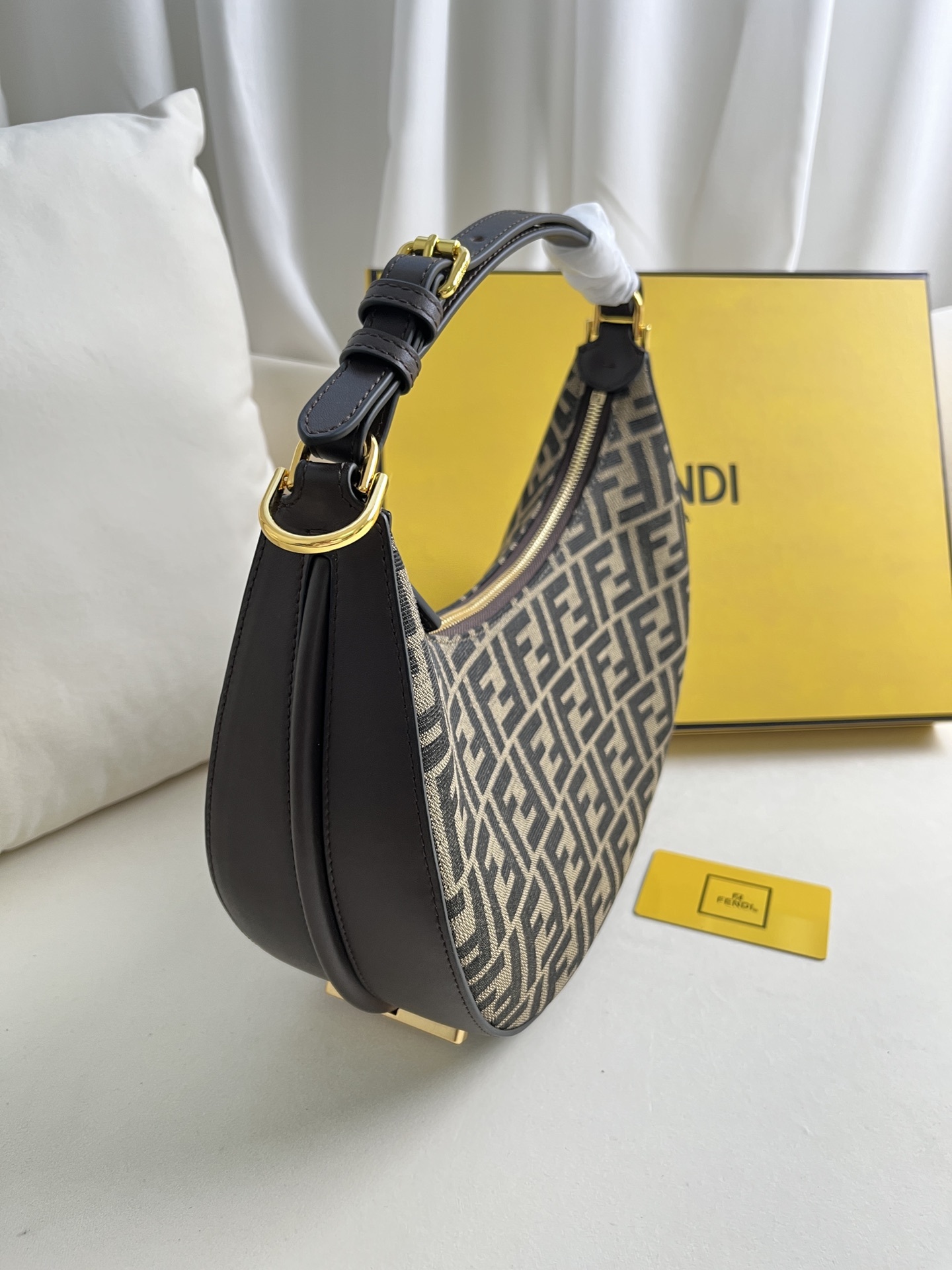 フェンディ「Fendi」  プラフィー アンダーアームバッグ