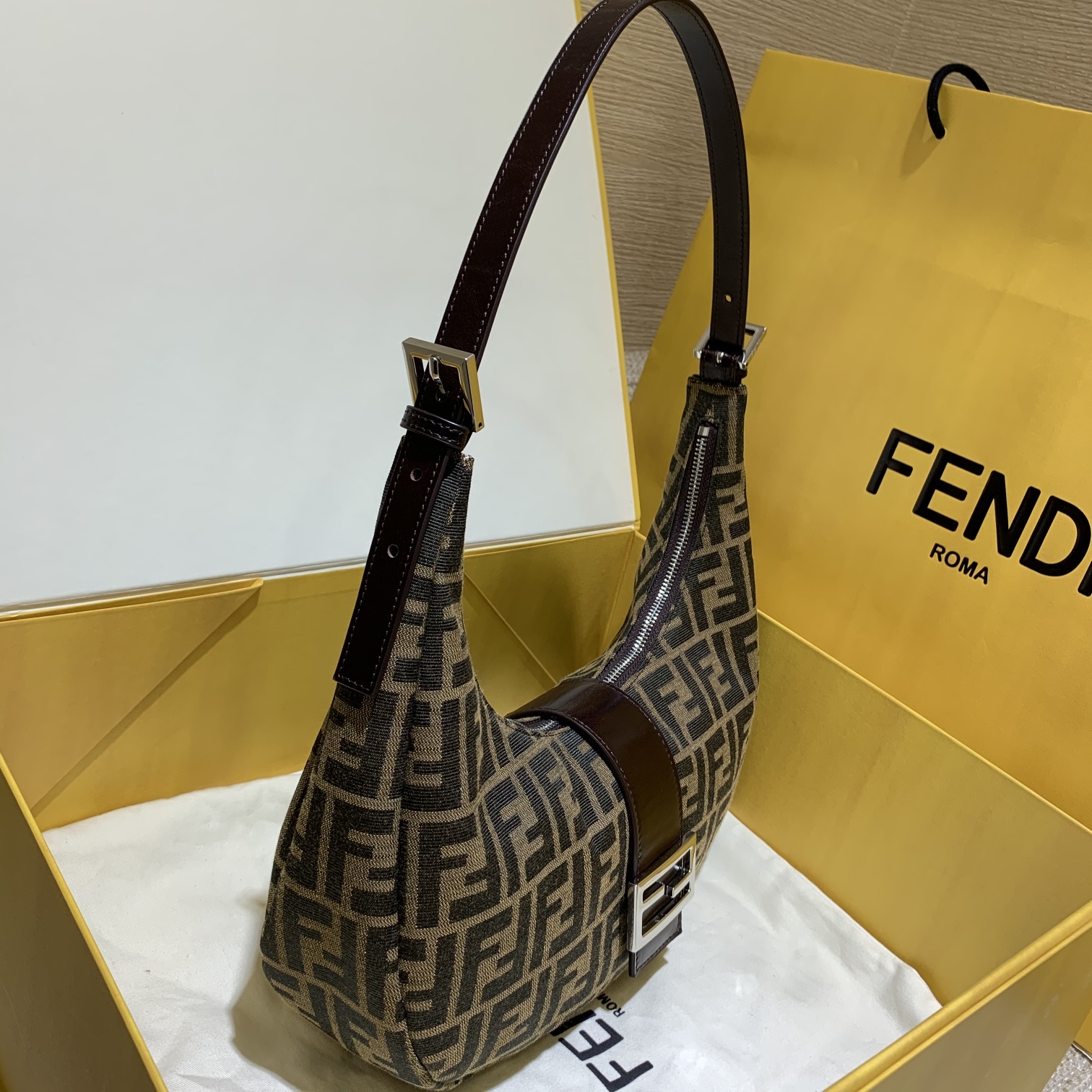 フェンディ「Fendi」 ヴィンテージ クレッセントバッグ