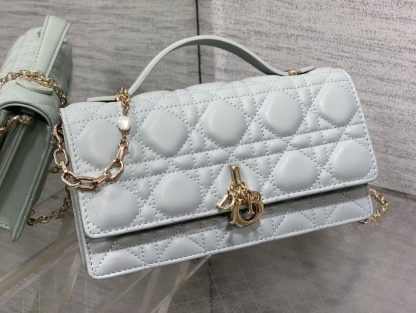 ディオール「Dior」30 MONTAIGNE パールチェーン クラッチバッグ