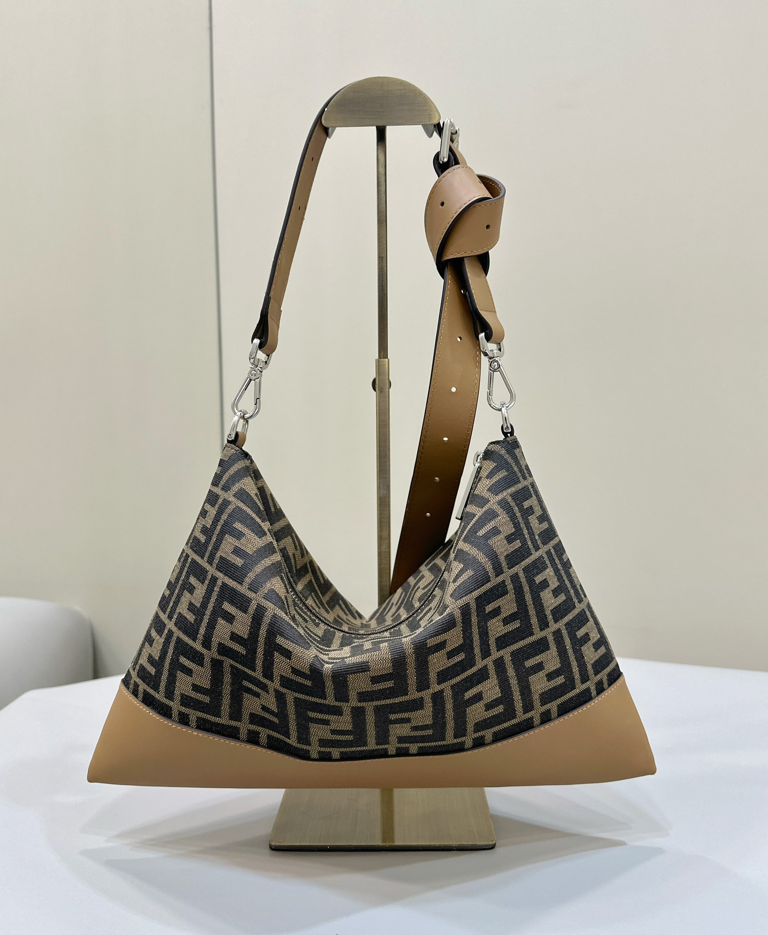 フェンディ「Fendi」Diagonal 薄型ジップクロージャー メッセンジャーバッグ