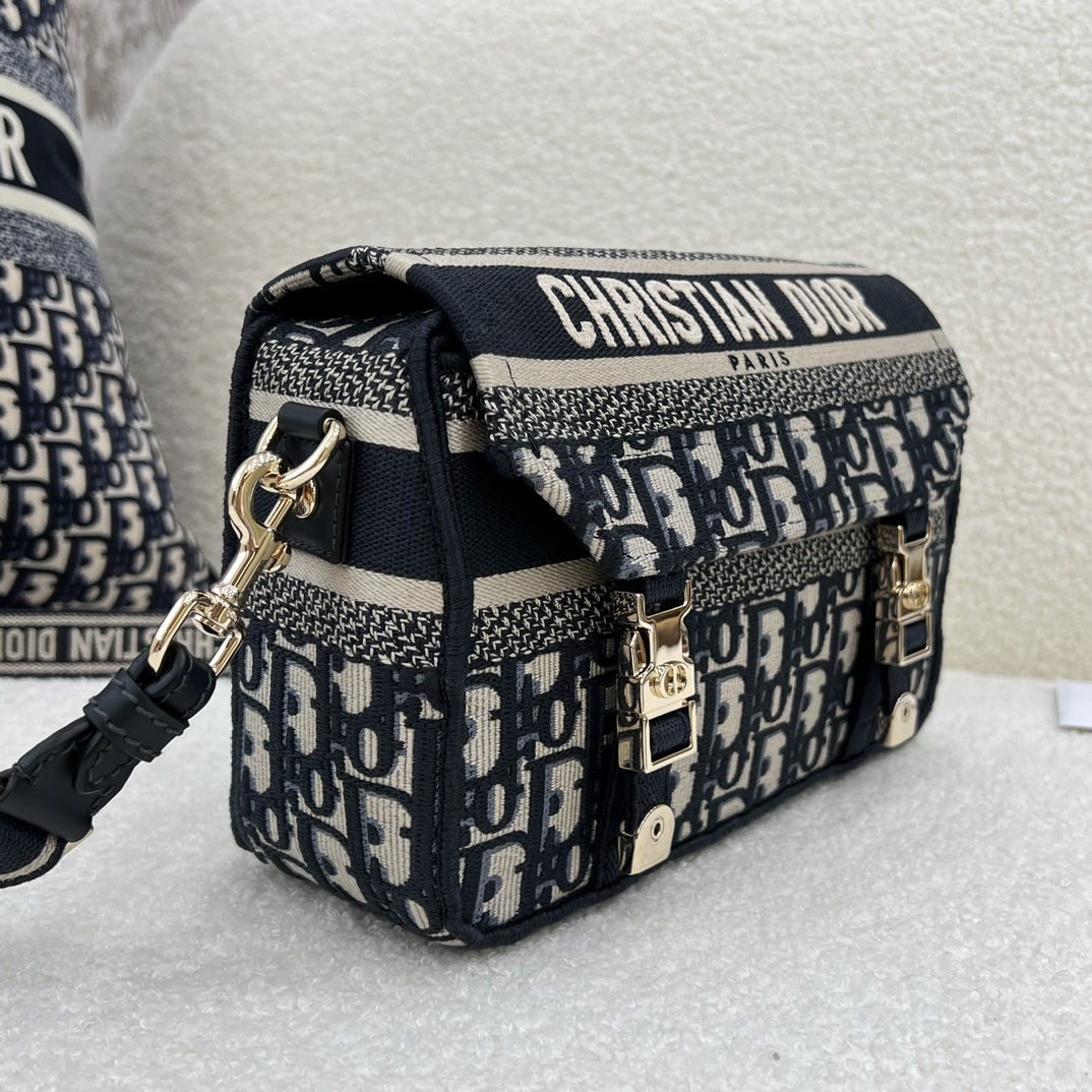 ディオール「Dior」オブリーク エンボスド ショルダーバッグ ブルー