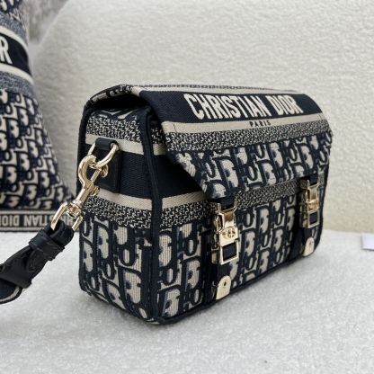 ディオール「Dior」オブリーク エンボスド ショルダーバッグ ブルー