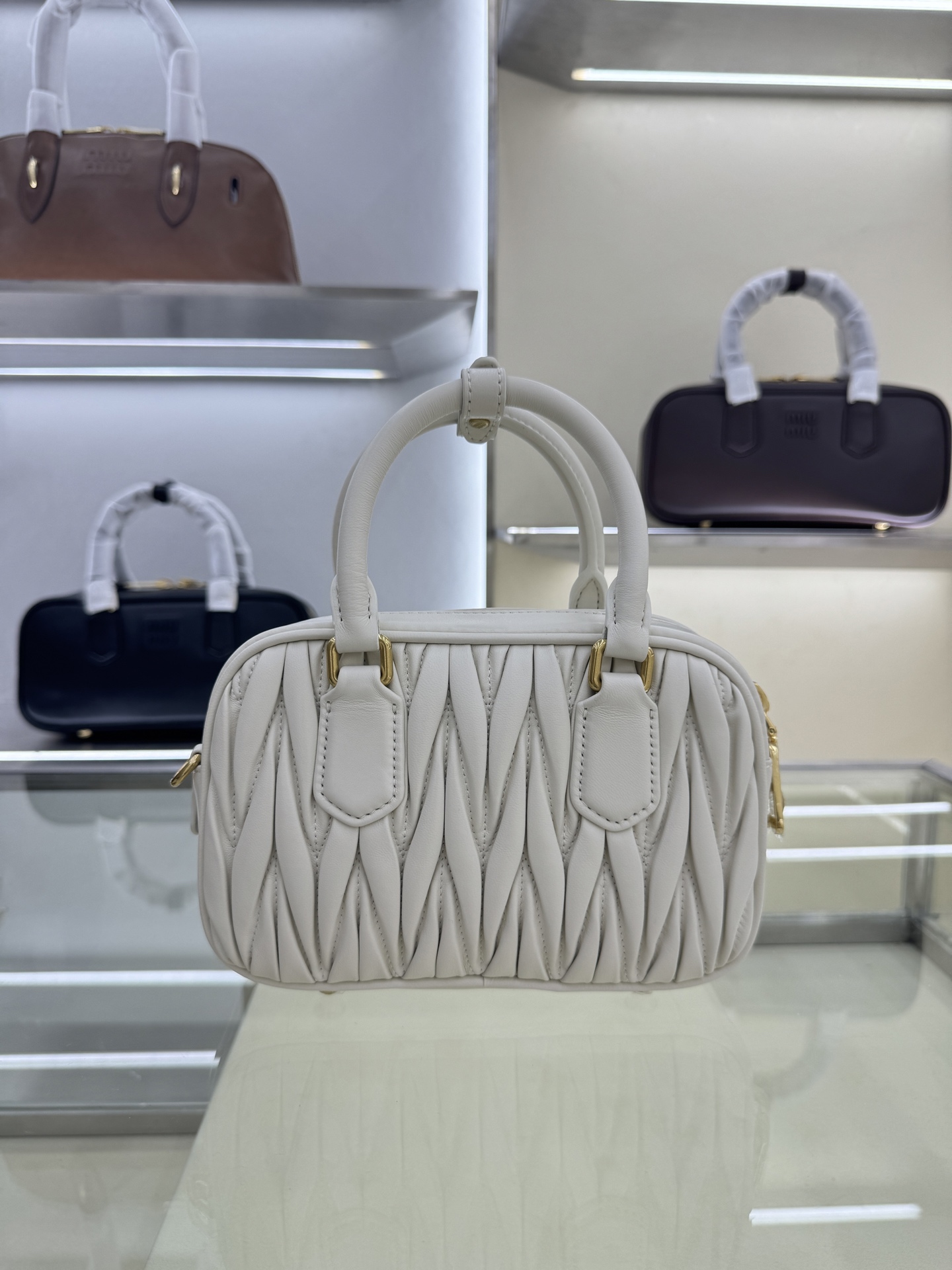 ミュウミュウ「Miu Miu」ボウリング バッグ ラムスキン マトラッセ ステッチ