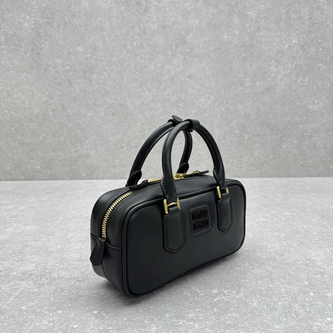 ミュウミュウ「Miu Miu」ソフティ パッド ボウリングバッグ ラムスキン