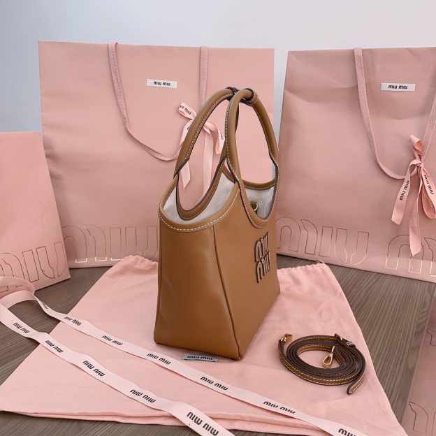 ミュウミュウ「Miu Miu」イセタン限定 トートバッグ スモール レザー