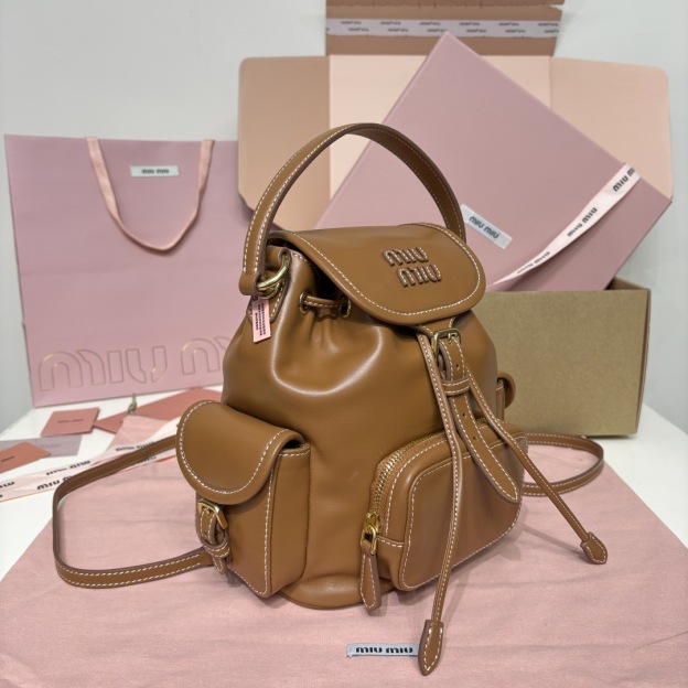 ミュウミュウ「Miu Miu」キャンパス バックパック レザー マルチポケット