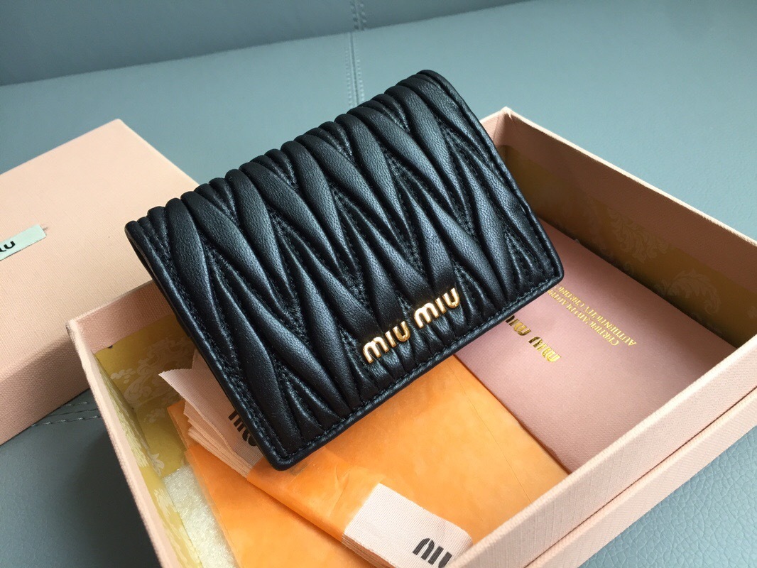 ミュウミュウ「Miu Miu」ポケット ウォレット コンパクト レザー